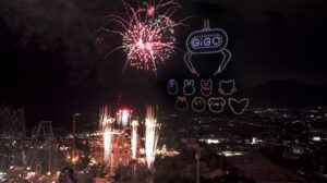 国内初SKZOOドローンと花火ショー富士急ハイランドで2日間で2万人を動員