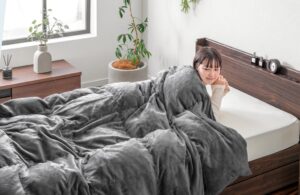 羽毛布団と毛布の特徴を兼ね備えた寝具UMOFUが登場