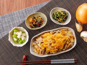 ナッシュがとろり卵とにんにくあんの蒸し豚を10月23日に発売へ