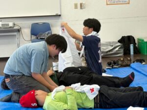 国際外語・観光・エアライン専門学校の学生15名が赤十字救急法救急員認定証を取得