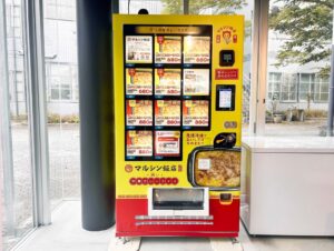 京都精華大学の冷凍自販機にマルシン飯店開発の賄い中華カレーライスが登場