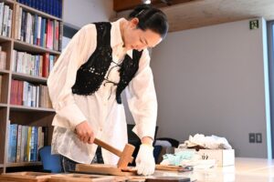 冨永愛が新潟県燕市で伝統工芸の鎚起銅器を取材　ＢＳ日テレで10月28日放送へ