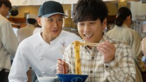 丸亀製麺、松岡昌宏と二宮和也初共演の肉辛まぜうどん新CMを11月1日より放送へ