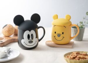 ヤクセル、ミッキーとプーさんの蓋付フェイスマグを2026年11月に発売へ