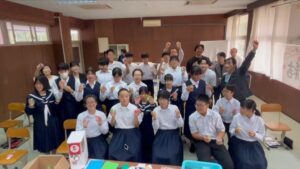 なかよし学園が対馬の中学校2校で講演会 ガシャポン制作やアワード受賞を報告