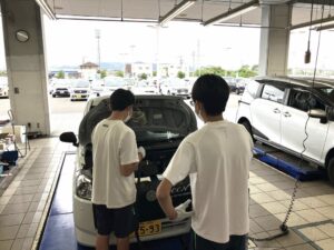 WECARS高松店が高松市立古高松中学校の生徒2名を迎え職場体験を実施