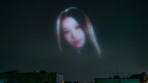 ME:I笠原桃奈の誕生日祝う推し活ドローンショー開催 1,000機が夜空彩る