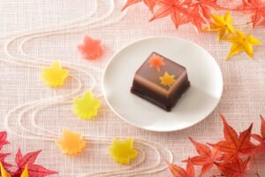 鶴屋吉信が紅葉琥珀糖と京の秋の限定セットを公式オンラインショップで発売
