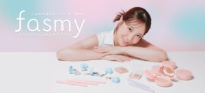 ワッツのfasmyとコスメヲタちゃんねるサラがコラボ 26年10月28日発売へ