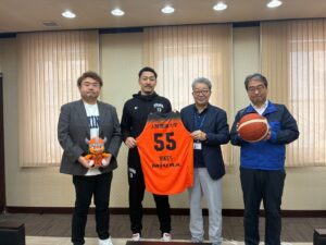 愛媛オレンジバイキングスの俊野佳彦選手が三浦工業を訪問 新シーズン開幕を挨拶