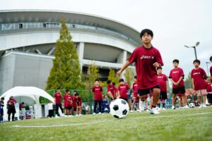 アシックスジャパンが神戸で小学生向けサッカー体験イベントを開催