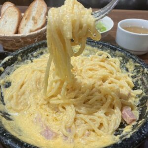 魔法のパスタ伊集院店、石焼きカルボナーラの楽しみ方を伝える動画を公開