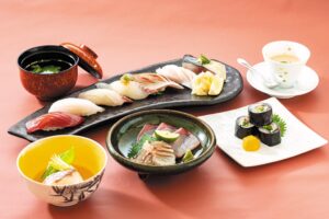 淡路ハイウェイオアシスのすし富、11月限定「『霜月』鰤・カマス・鯖」を販売へ