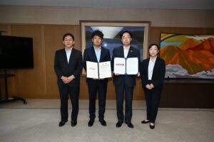 イオン、熊本県と嘉島町に合計９億２,３４３万４,２８４円を贈呈