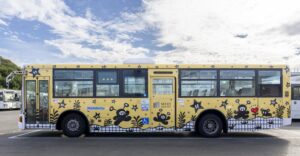 明治産業がAOISIMONとコラボ、福岡でアートラッピングバス運行