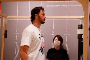 西川の日本橋本店にMLBポール・スキーンズ投手が来店 最先端寝具を体験