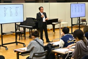 東邦音楽大学で指揮者・曽我大介氏が講座 音楽の仕組みや指揮を指導