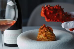 【リゾナーレトマム】毛蟹・花咲蟹・タラバガニの濃厚な旨みを味わう。イタリアの郷土料理とかけ合わせて堪能する冬限定ディナーコースを提供
