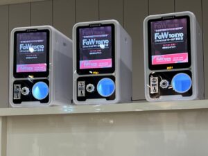 ゼロプレイス、FaW TOKYO秋にデジタルサイネージ付きガチャを提供