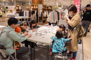 ドゥ・セーがミナモア文化祭で親子向けうつわぬりえワークショップを開催