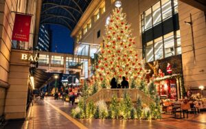 大丸福岡天神店、阿蘇の茅を用いたクリスマスツリーを11月7日から点灯へ