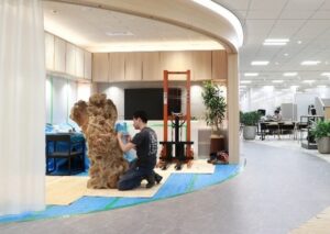 三井不動産のオフィス内アトリエで彫刻家・今里亮介氏が制作開始