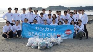 コーセーコスメポート、新嶋莉奈選手と材木座海岸でビーチクリーン活動を実施