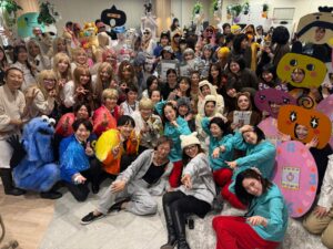 ランクアップが恒例の社内ハロウィン開催 約100名の社員がトレンド仮装を披露