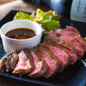 池袋の肉バル Bar&Grill mottoがステーキ全品50％OFFを実施中