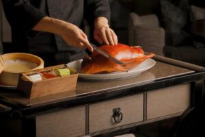 フォーシーズンズホテル大阪、北京と広東の技法で味わう鴨コースを11月から提供へ
