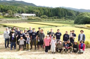 NOK九州、大津町で社員ら39人が稲刈り　地下水保全の水田オーナー制度に参画