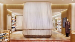 ロロ・ピアーナが表参道新旗艦店のオープンを記念した特別展示とディナーを開催