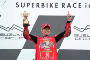 全日本ロードレースJSB1000年間王者の水野涼選手に文部科学大臣杯が授与